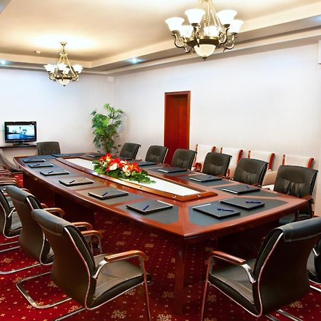 Hotel Goldman Empire à Astana Extérieur photo