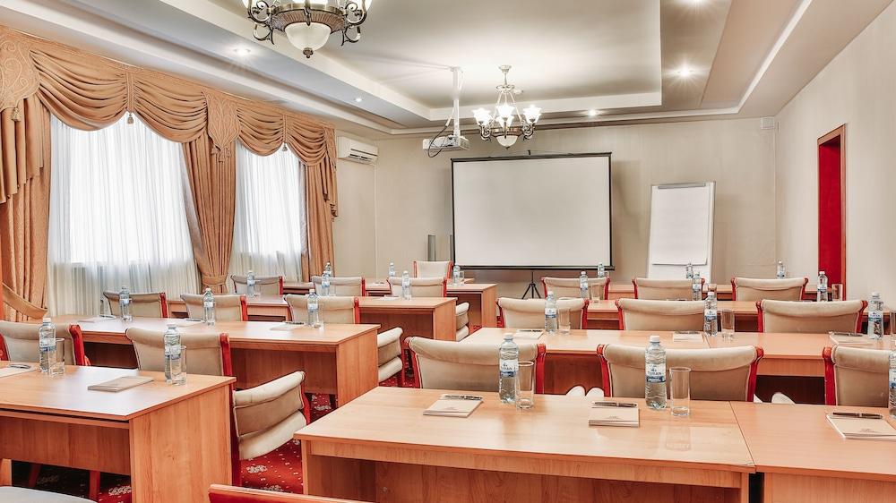Hotel Goldman Empire à Astana Extérieur photo