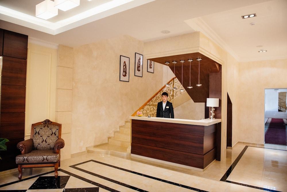 Hotel Goldman Empire à Astana Extérieur photo