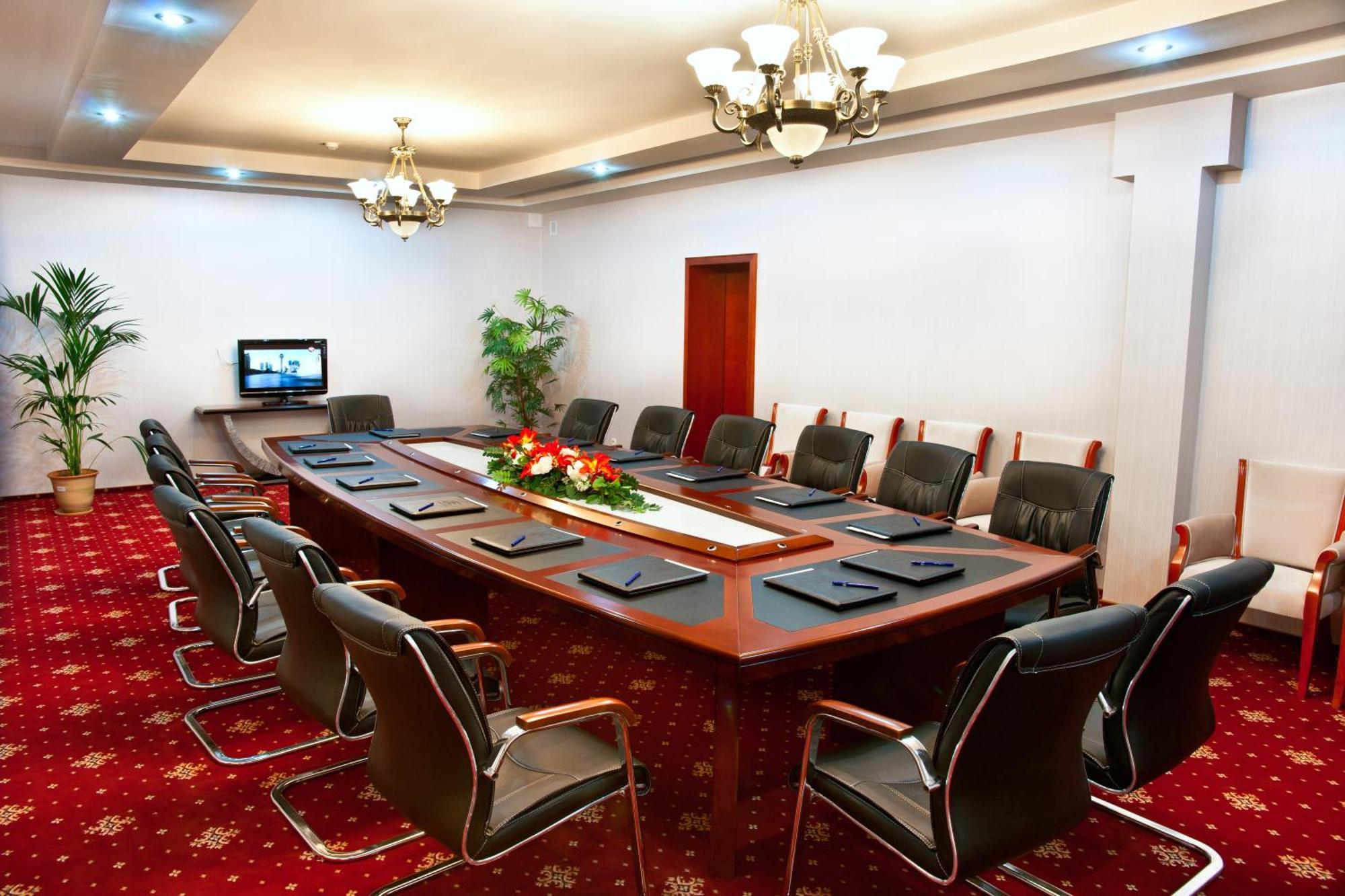 Hotel Goldman Empire à Astana Extérieur photo
