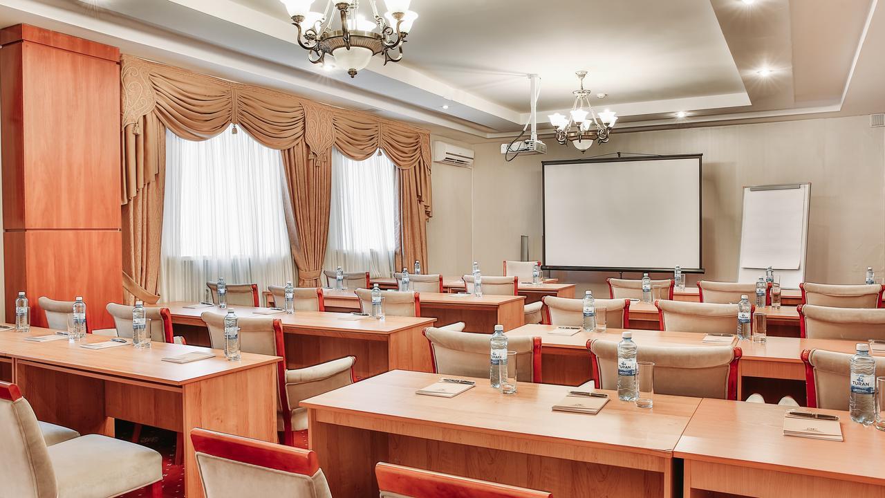Hotel Goldman Empire à Astana Extérieur photo