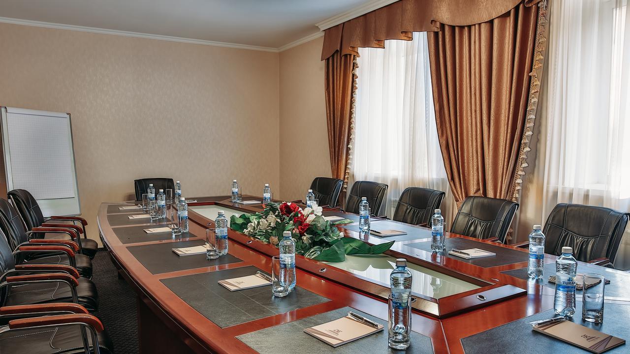 Hotel Goldman Empire à Astana Extérieur photo